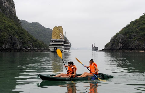 HALONG BAY TOUR 4 hours on Boat