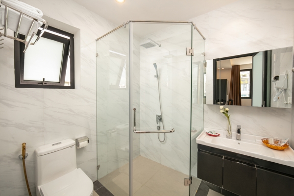 ANCIENT TRIPLE WITH WINDOW